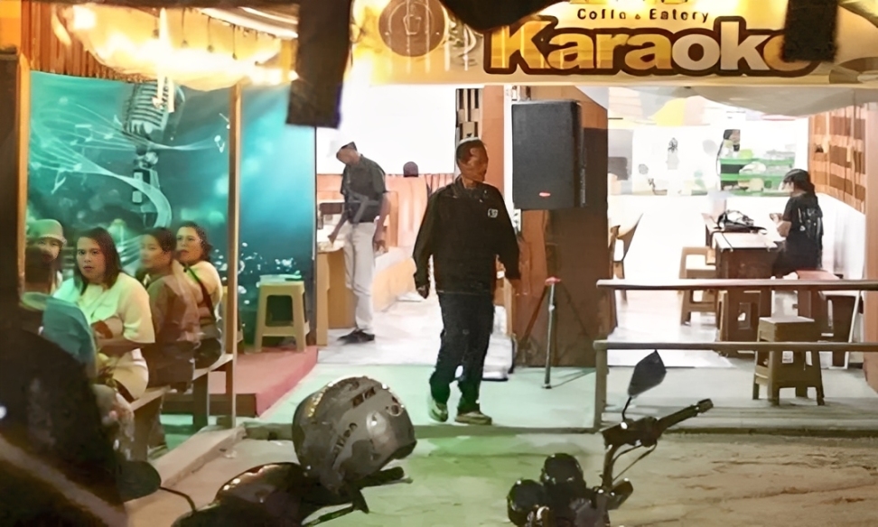 Operasi penertiban kafe di Bypass Km 12 Padang ricuh setelah pemilik diduga menyerang petugas dengan sajam. Tim gabungan lakukan pengamanan.