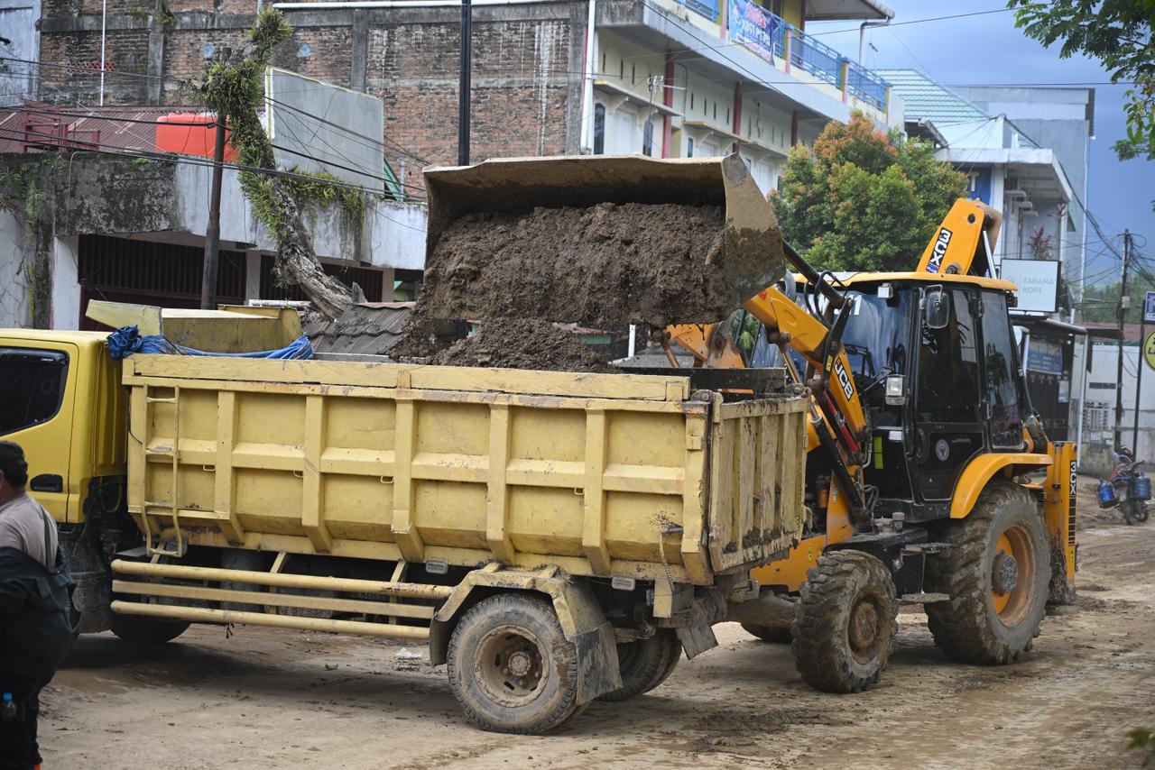 PT Semen Padang percepat pemulihan pascabanjir Pauh dengan TRC, logistik, dan alat berat sejak hari pertama bencana melanda Kota Padang.
