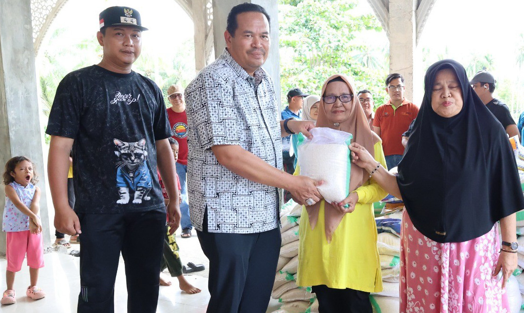 Pemko Pariaman menyalurkan bantuan sembako untuk 250 KK terdampak banjir di Punggung Lading sebagai upaya memenuhi kebutuhan dasar warga.
