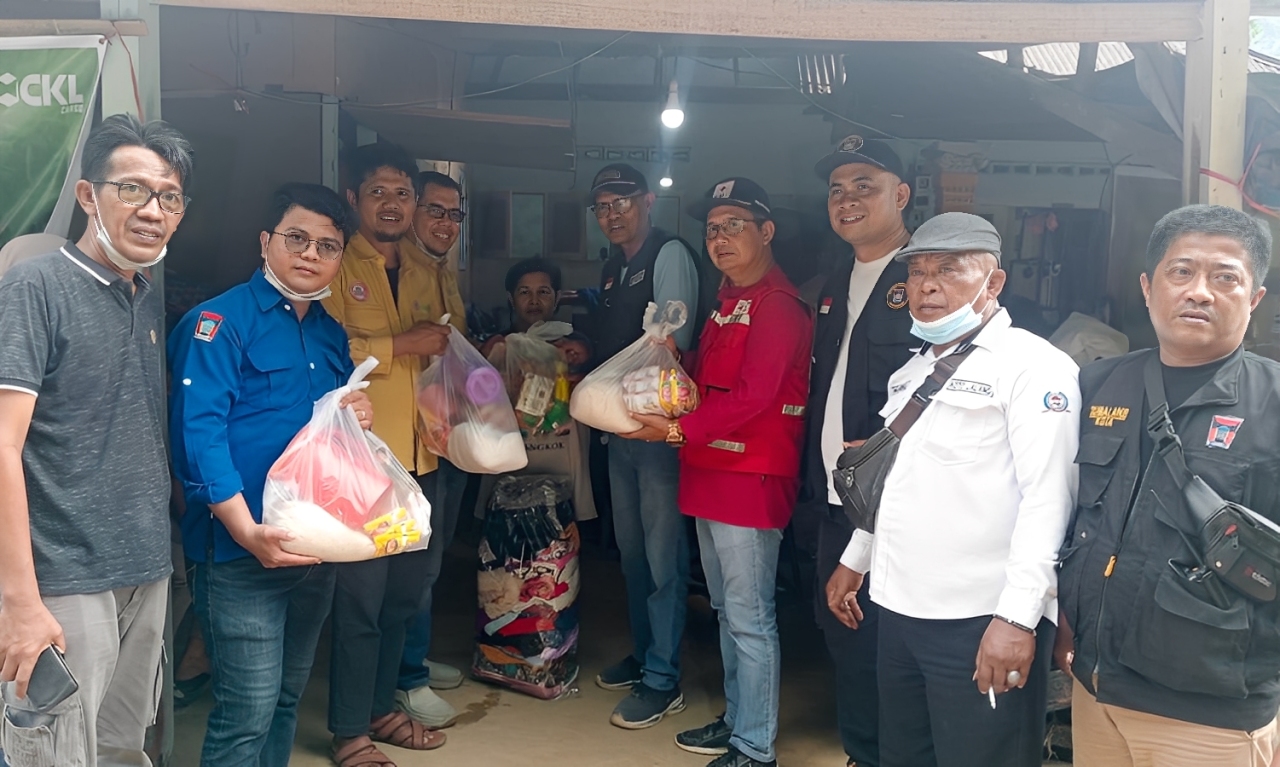 Aksi warga Koto Lalang mengumpulkan 72 paket sembako dan 32 bal pakaian untuk korban banjir bandang Batu Busuk, membantu percepatan pemulihan warga terdampak.