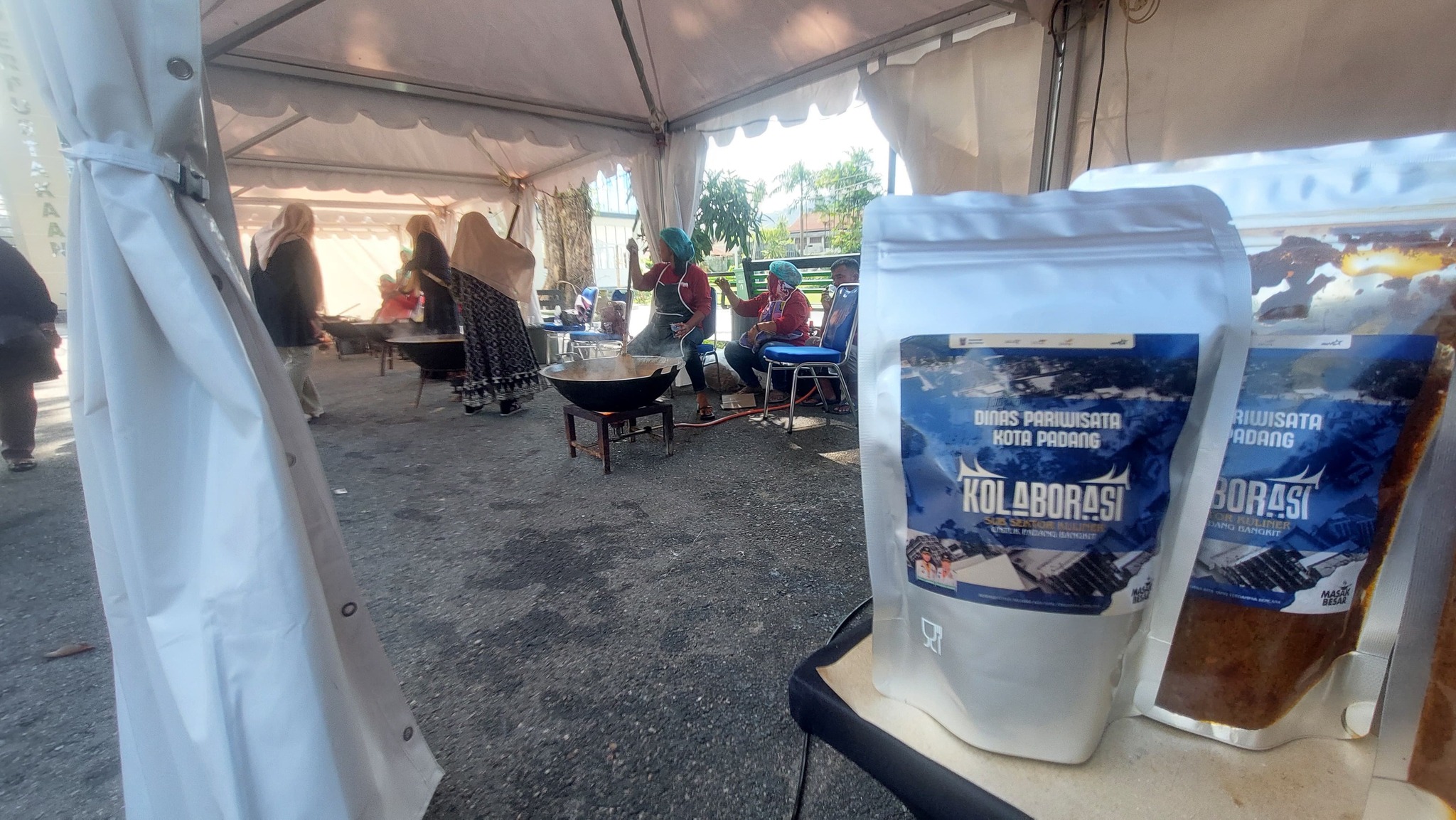 Dispar Padang membagikan 200 kg rendang ke pengungsi banjir di empat kecamatan.