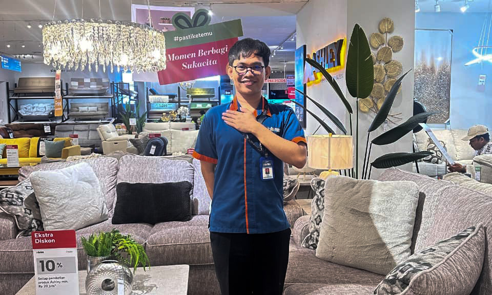 Informa Living Plaza Padang menghadirkan promo akhir tahun berupa cashback, cicilan 0 persen, dan diskon clearance hingga 80 persen bagi pelanggan.