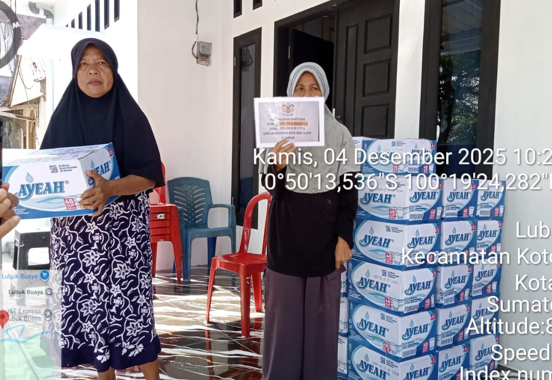 Forum Sehat Koto Tangah menyalurkan bantuan darurat kepada warga terdampak banjir di Padang, memastikan air bersih dan layanan kesehatan tersedia.(Foto: Tim NZ)