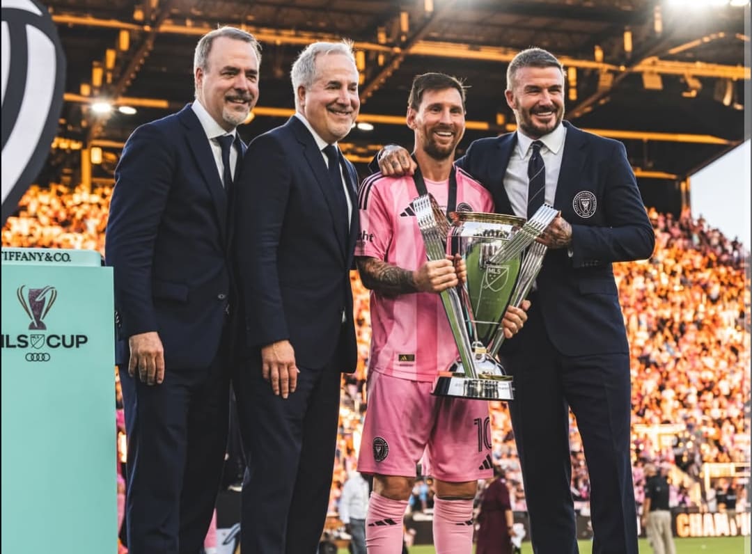 Lionel Messi dan pemilik bersama Inter Miami, David Beckham, mengangkat trofi MLS Cup 2025 usai kemenangan 3-1 atas Vancouver di Chase Stadium.(Foto: IG @leomessi)