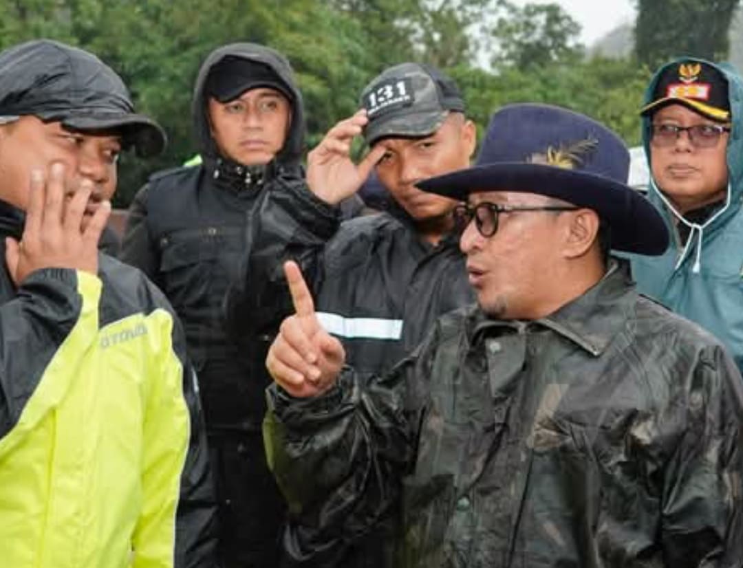 Bupati Tanahdatar Eka Putra saat meninjau lokasi bencana, beberapa waktu lalu. (Foto: Prokopim)