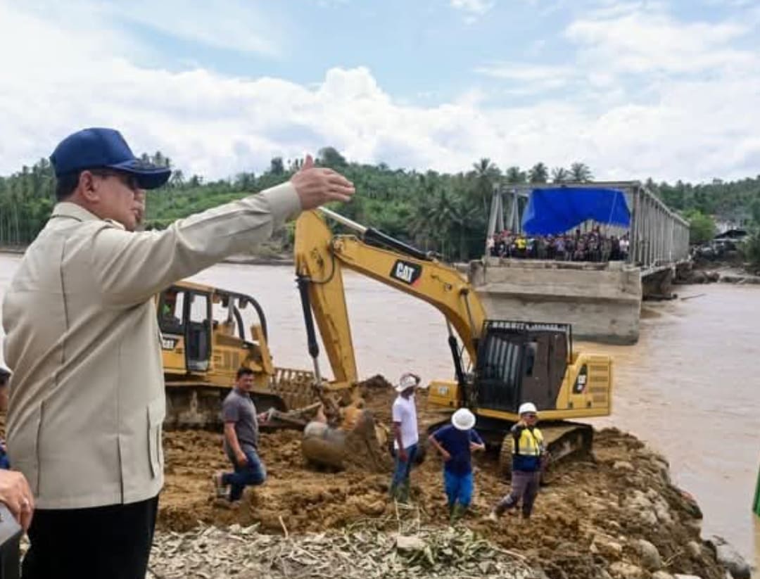 Presiden Prabowo meninjau pembangunan Jembatan Bailey Teupin Mane di Bireuen, Aceh, untuk memulihkan akses darat yang terputus akibat banjir, Minggu (7/12/2025).(Foto: BPMI Setpres)