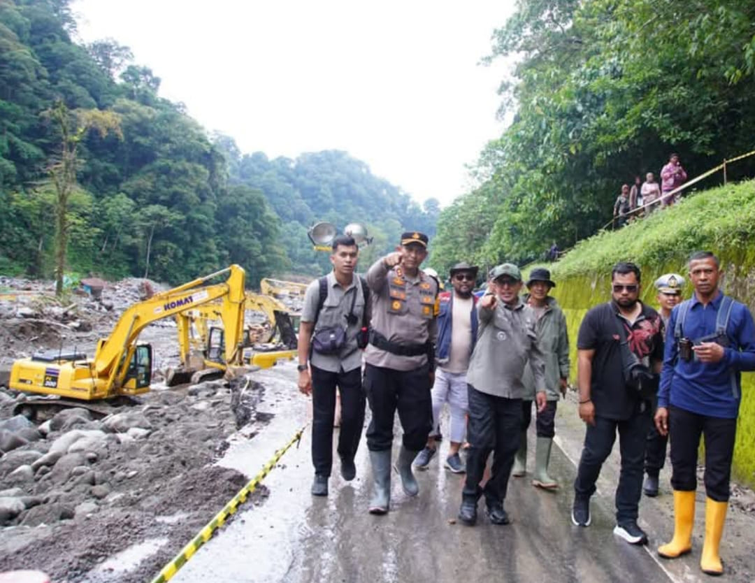 Bupati Tanahdatar Eka Putra meninjau perbaikan jalan amblas di Lembah Anai sebelum uji coba kendaraan roda 2, 8-10 Desember 2025.(Foto: Prokopim)
