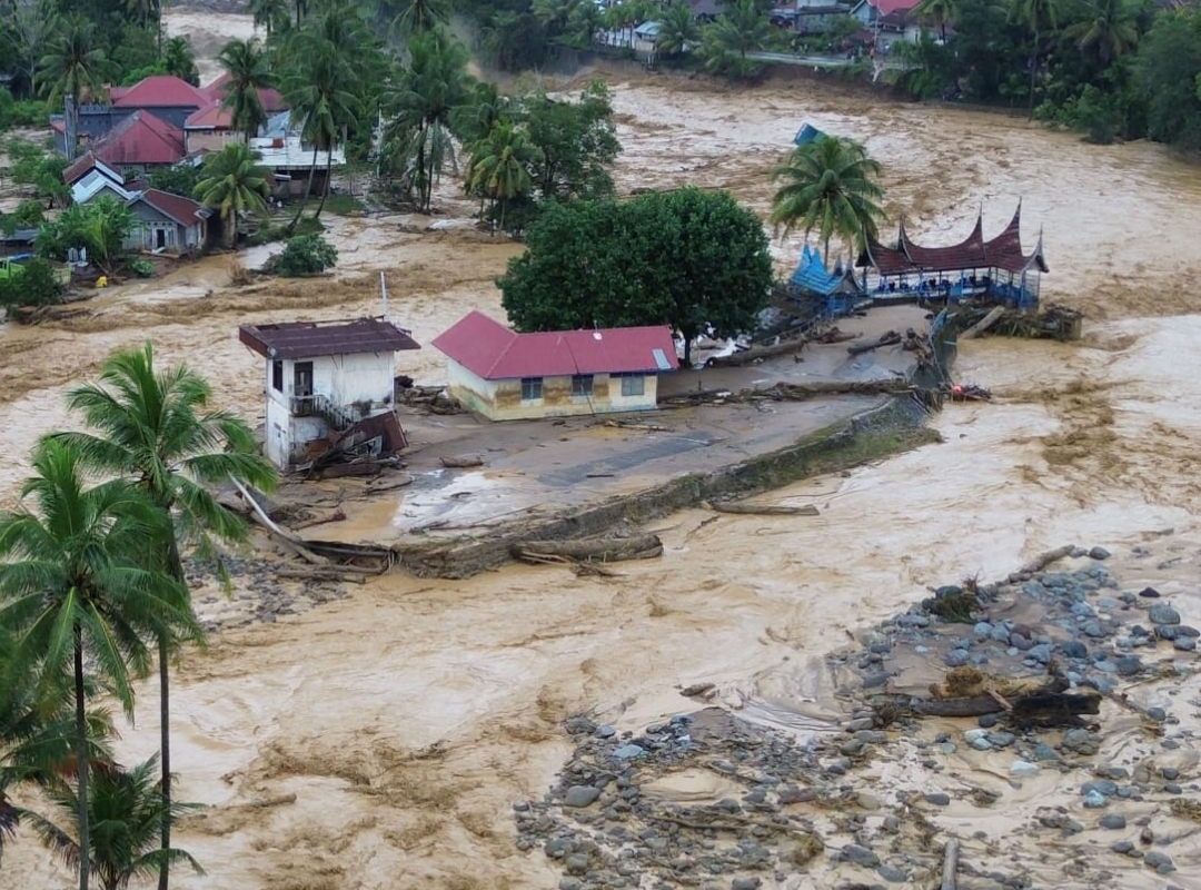 Ratusan kampung hancur akibat banjir bandang di Sumbar, Aceh dan Sumut. Hingga 7 Desember 2025, BNPB mencatat 916 korban meninggal dan ribuan warga mengungsi.(Foto: IST)