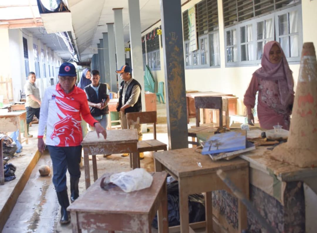 Wakil Wali Kota Maigus Nasir, meninjau fasilitas belajar SMAN 12 Padang yang terdampak banjir bandang. (Foto: Prokopim)