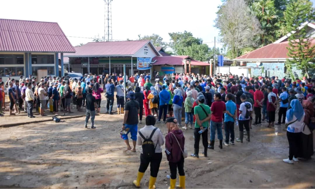 Satpol PP Padang kerahkan personel penuh untuk gotong royong percepatan pemulihan pascabencana di Gurun Laweh dan SMA 12 Padang bersama OPD dan relawan.