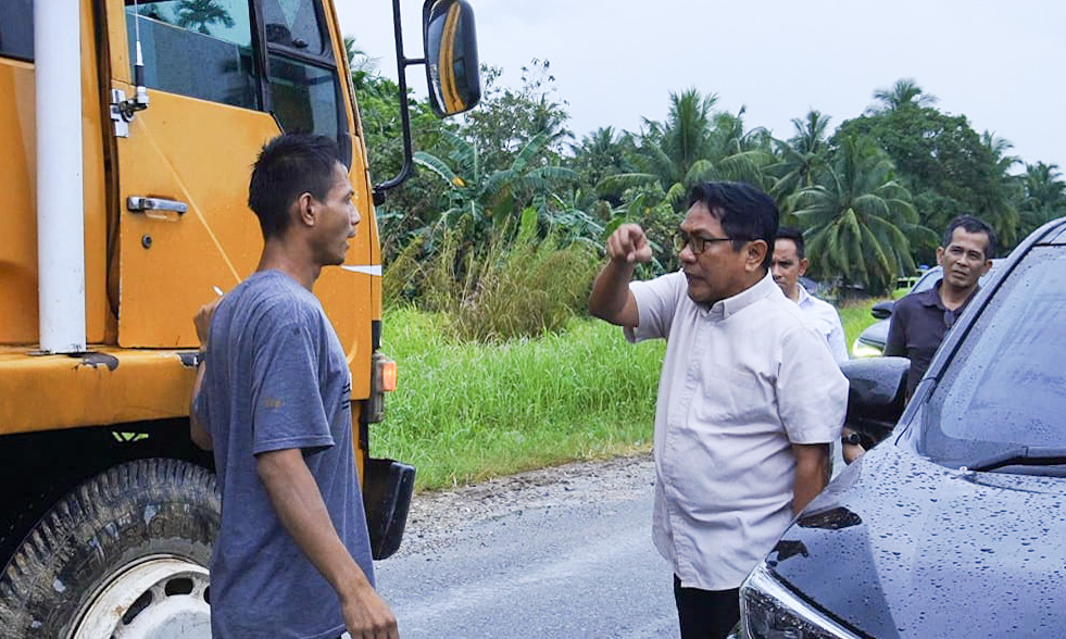 Bupati Padangpariaman menghentikan operasional truk tambang bertonase berat di Jembatan Kampuang Apa yang rapuh pascabanjir demi menjaga keselamatan dan akses warga, Sabtu (6/12/2025).