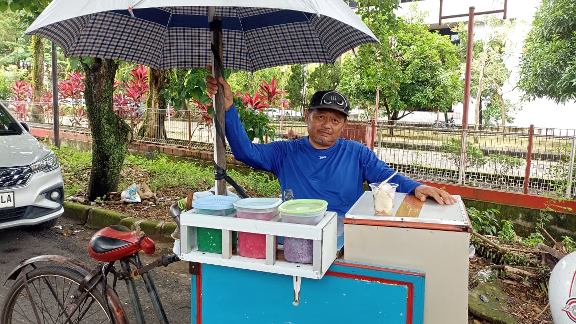 Penjual es tong-tong di Padang berhasil membiayai pendidikan anaknya hingga lulus S2 Arsitektur berkat kerja keras selama puluhan tahun berjualan.