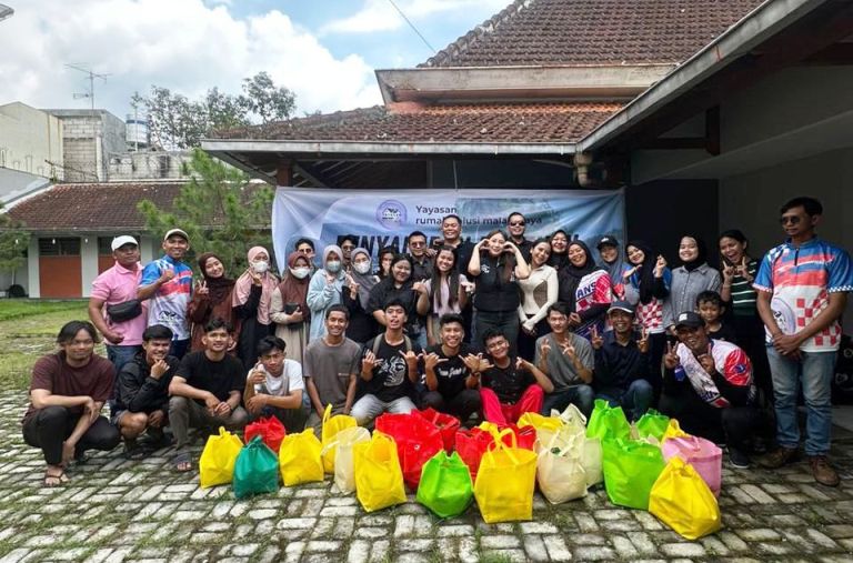 BERJUANG, BERTAHAN: Yayasan Rumah Solusi mengadakan makan gratis dan membagikan sembako untuk para mahasiswa asal kawasan terdampak bencana di Kota Malang.