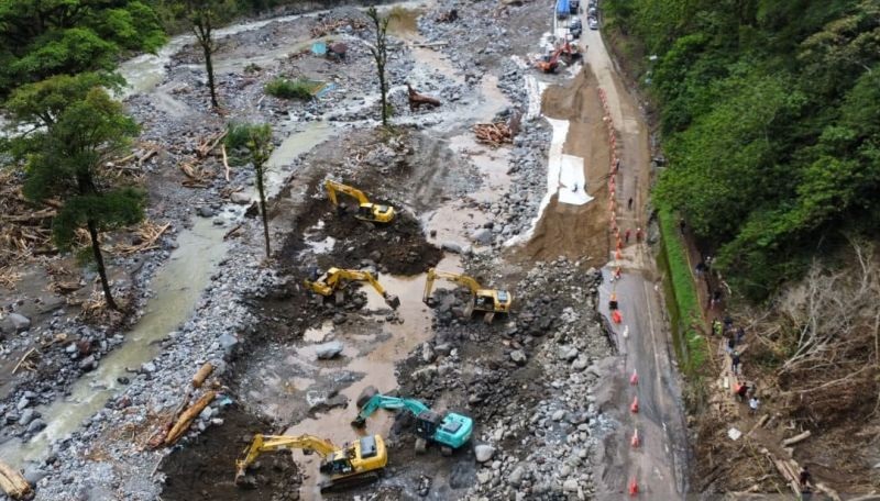KEBUT PERBAIKAN: Sejumlah alat berat mengebut perbaikan jalan nasional di kawasan Lembahanai, Kabupaten Tanahdatar yang rusak akibat dihantam banjir bandang, Minggu (7/12).