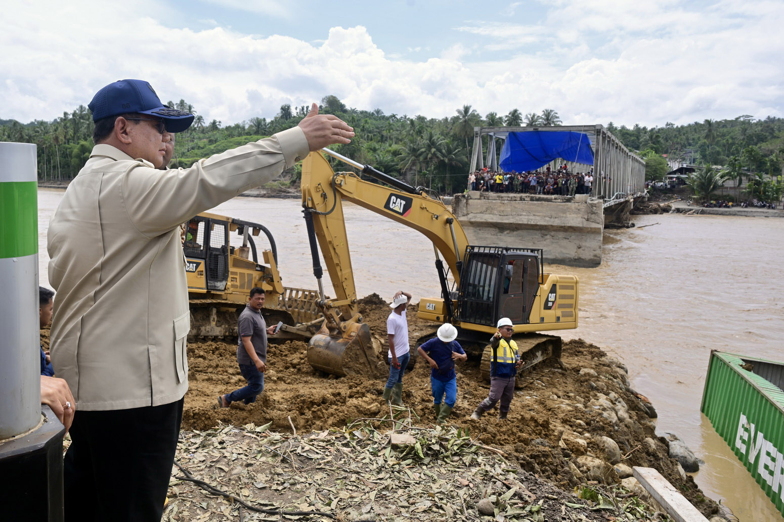 INSTRUKSI LANGSUNG: Presiden Prabowo Subianto meninjau pembangunan jembatan bailey Teupin Mane di Kabupaten Bireun, Aceh, kemarin.
