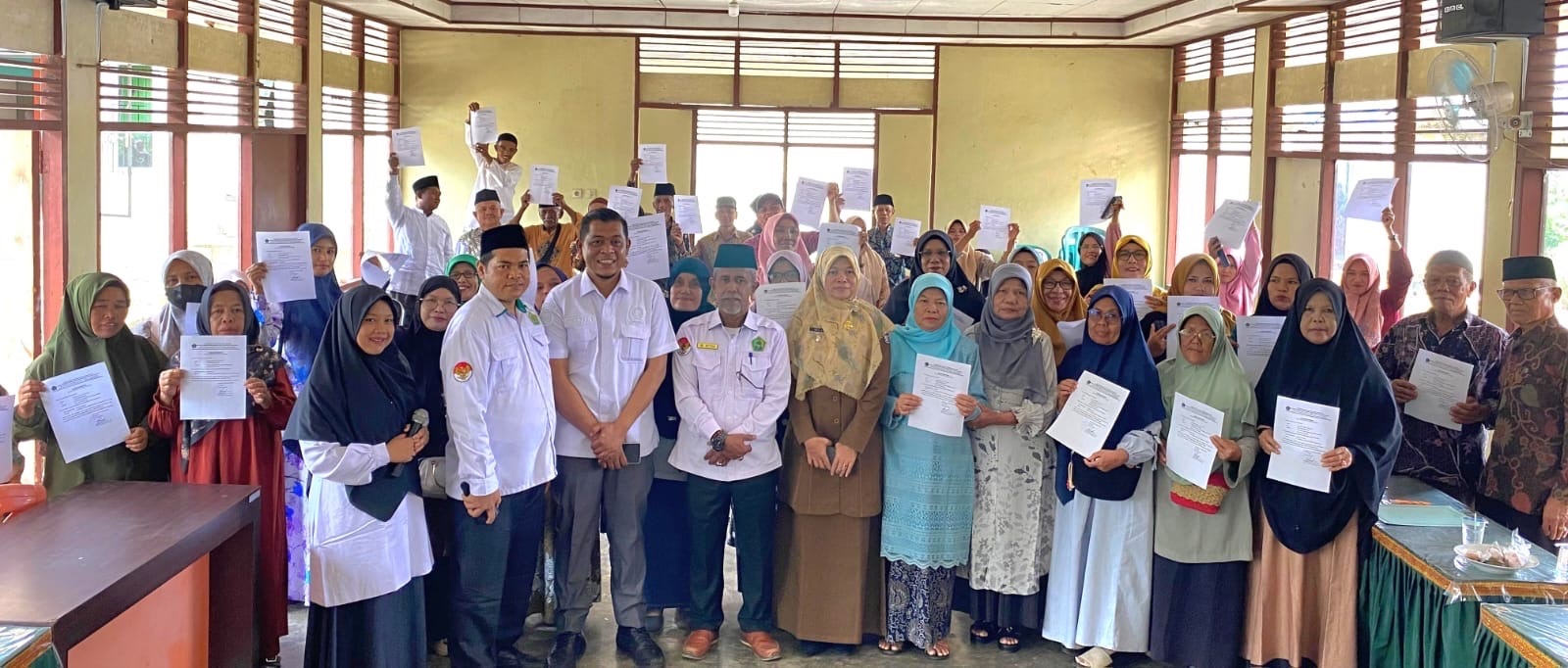 DISERAHKAN: Pengurus lembaga keagamaan di Situjuah Limo Nagari, foto dengan anggota DPRD M. Fajar Rillah Vesky, Kepala KUA Mitra dan penyuluh agama, ketika menerima bantuan dari Pemkab Limapuluh Kota.
