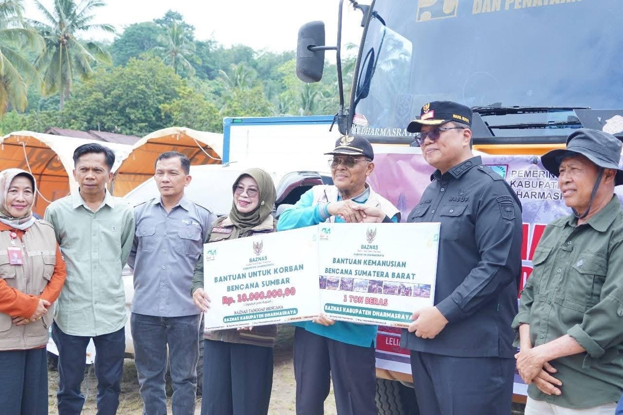 PEDULI BENCANA: Wakil Bupati Dharmasraya Leli Arni menyerahkan bantuan untuk korban bencana di Tanahdatar.