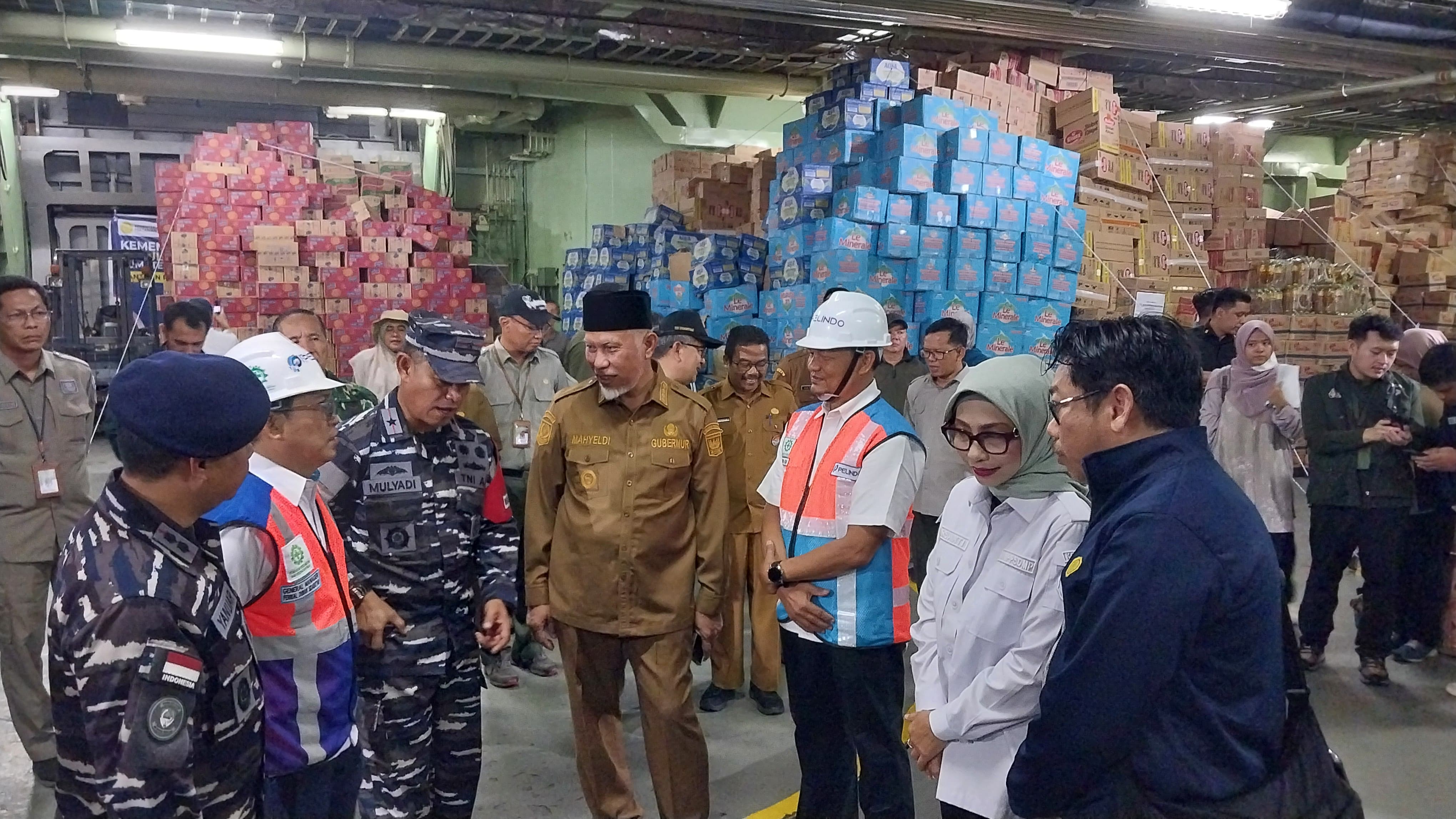Kementan kirim 250 ton bantuan ke Sumbar, Senin (8/12/2025). Gubernur Mahyeldi minta dukungan rehabilitasi 25 ribu ha lahan pertanian terdampak bencana. (Foto: Mengki Kurniawan/Padeks)