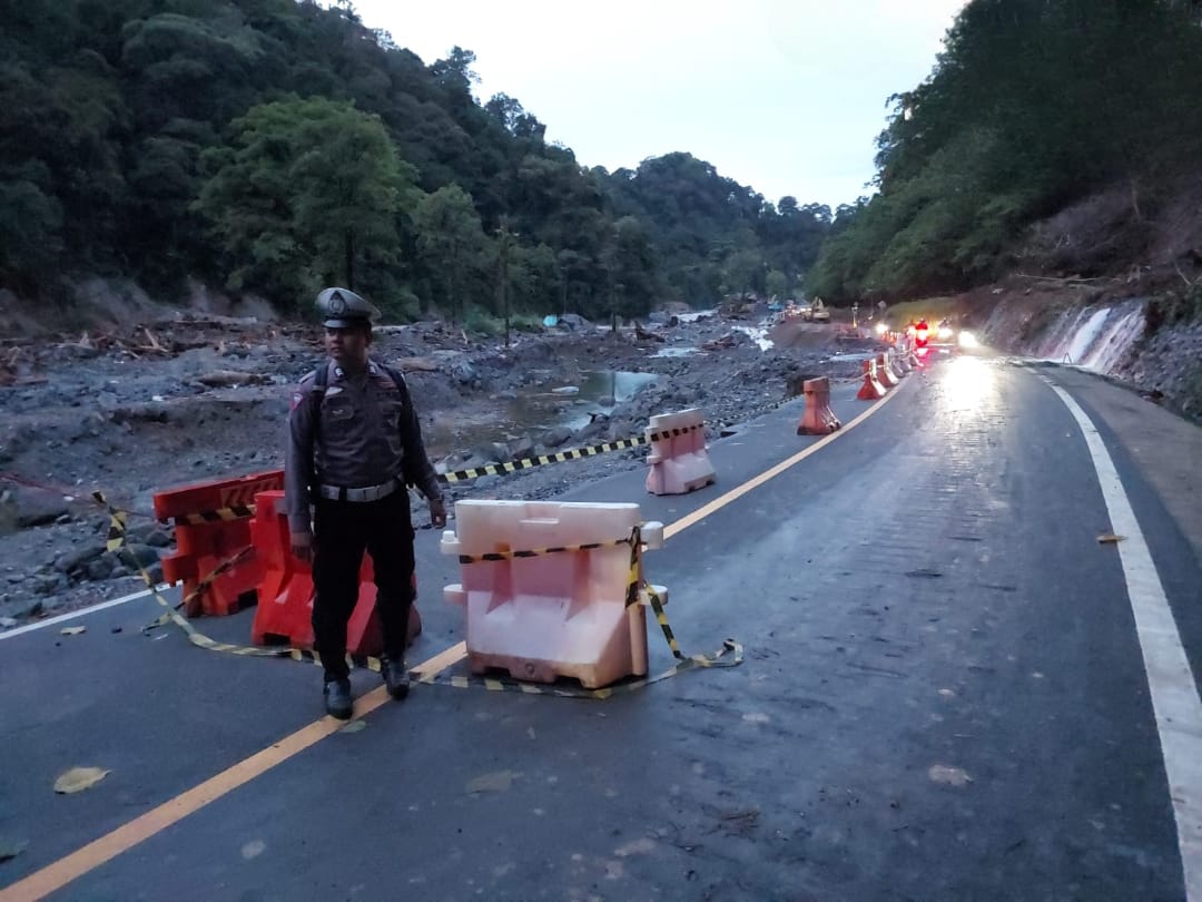 Jalur Padang&ndash;Bukittinggi via Lembah Anai dibuka terbatas tiga hari untuk roda dua. Polisi imbau pengendara waspada selama uji coba.