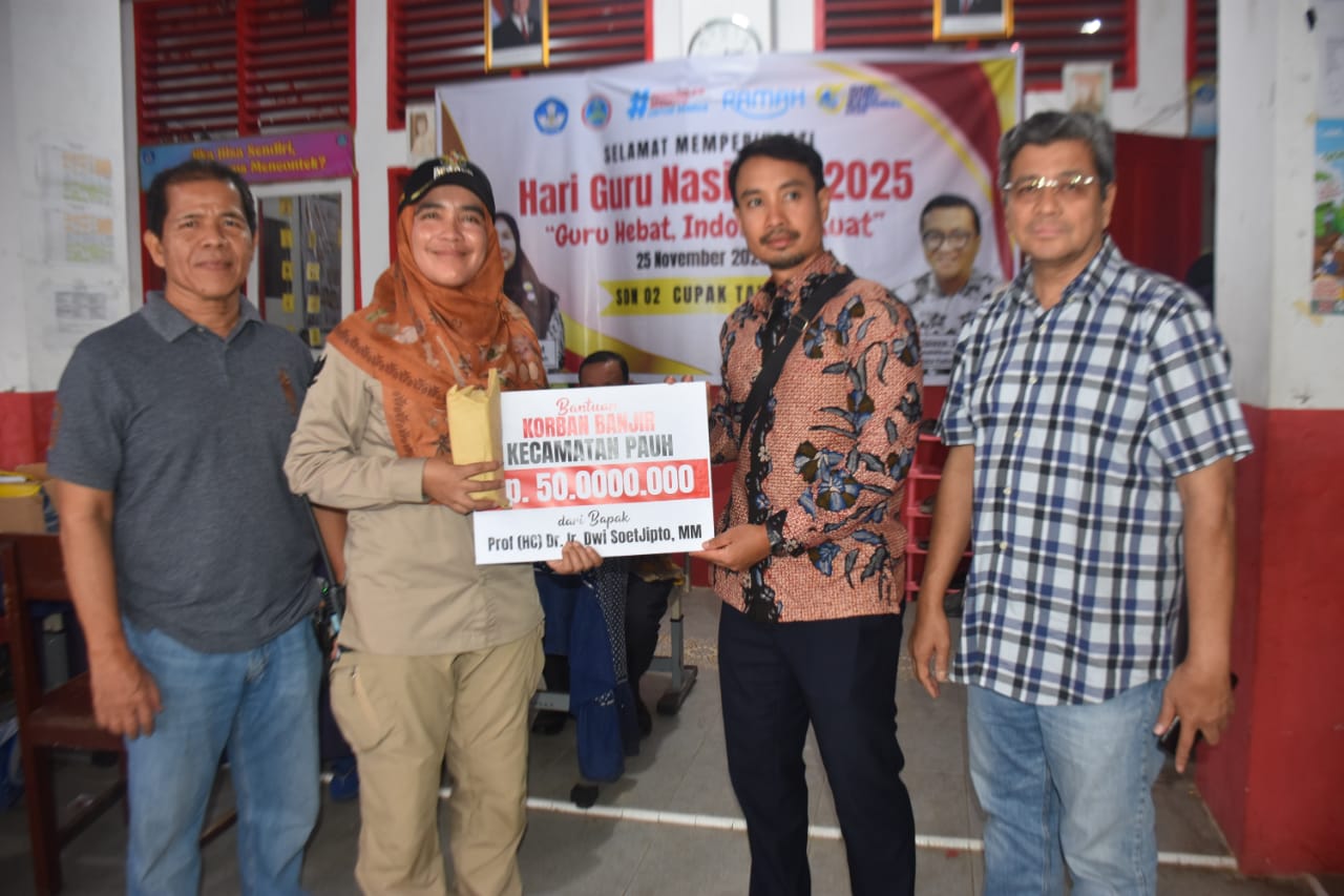 Aditya Wicaksono, putra sulung Dwi Soetjipto menyerahkan bantuan kepada Camat Pauh Titin Masfetrin, disaksikan eks Dirut PT Semen Padang Benny Wendry, Minggu (7/12/2025) di Posko Pengungsian.
