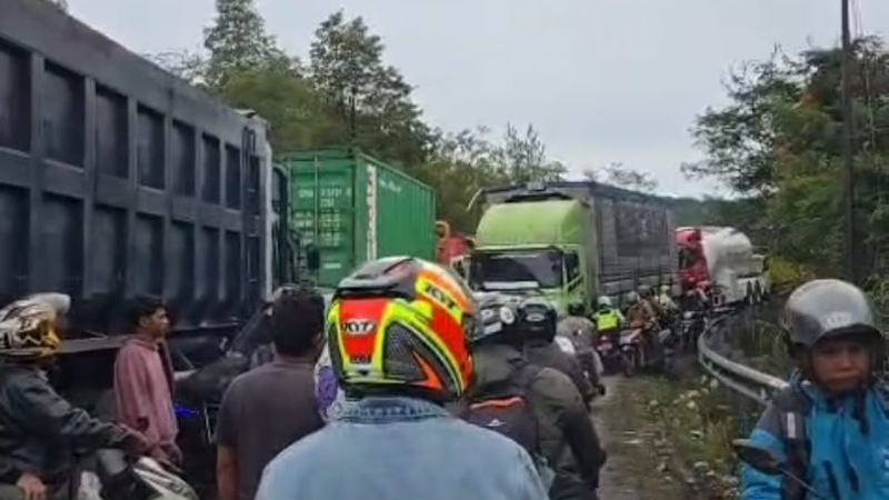 Arus lalu lintas Solok&ndash;Padang padat akibat evakuasi truk mogok di Panorama II Sitinjau Lauik. Polisi imbau pengendara tertib dan ikuti arahan petugas.