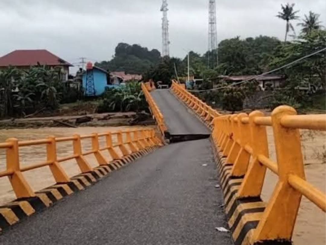 Jembatan akses Kampung Olo dan Surau Gadang, Nanggalo Padang, terputus dihantam banjir bandang.(Foto: Dinas PUPR)