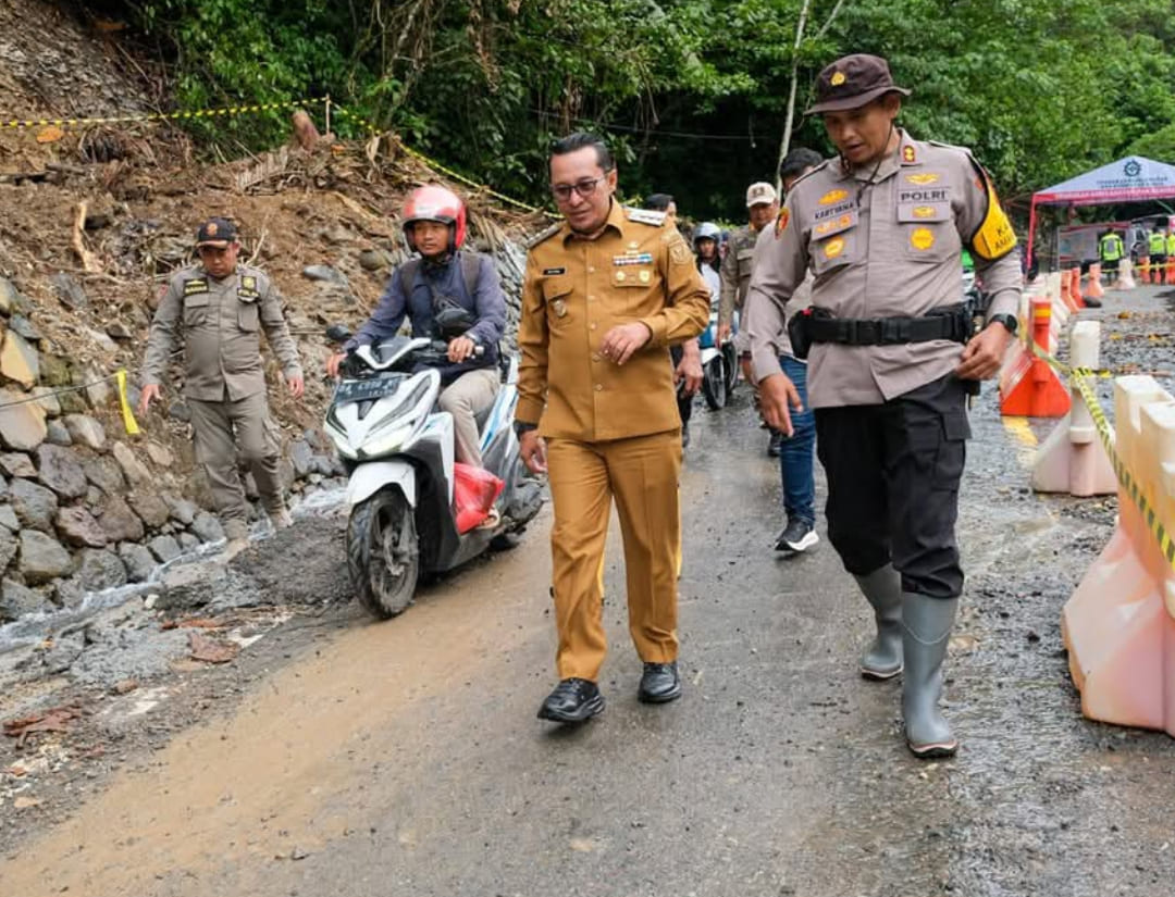 Bupati Tanahdatar Eka Putra meninjau pembukaan akses sementara Lembah Anai yang mulai dilewati kendaraan roda dua, Senin (8/12/2025).(Foto: Prokopim)