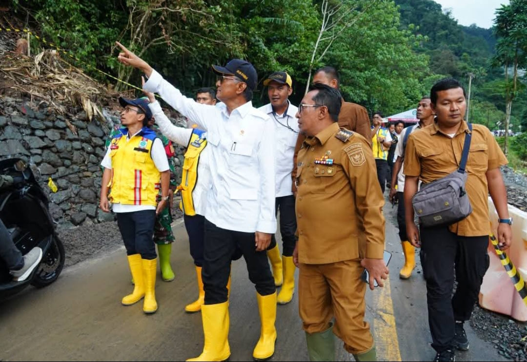 Bupati Tanah Datar Eka Putra mendampingi Menteri PU Dody Hanggodo meninjau kerusakan banjir bandang di Tanahdatar, Senin (8/12/2025).(Foto: Prokopim)