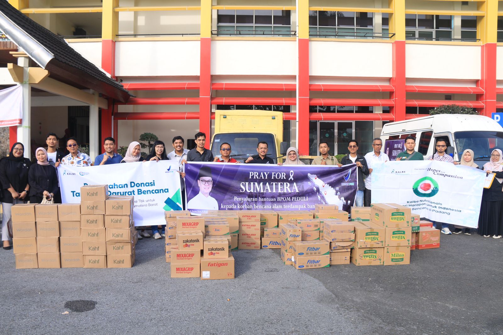 BBPOM di Padang menyalurkan bantuan kemanusiaan bertajuk BPOM Peduli bagi masyarakat terdampak bencana banjir dan longsor di Sumbar.