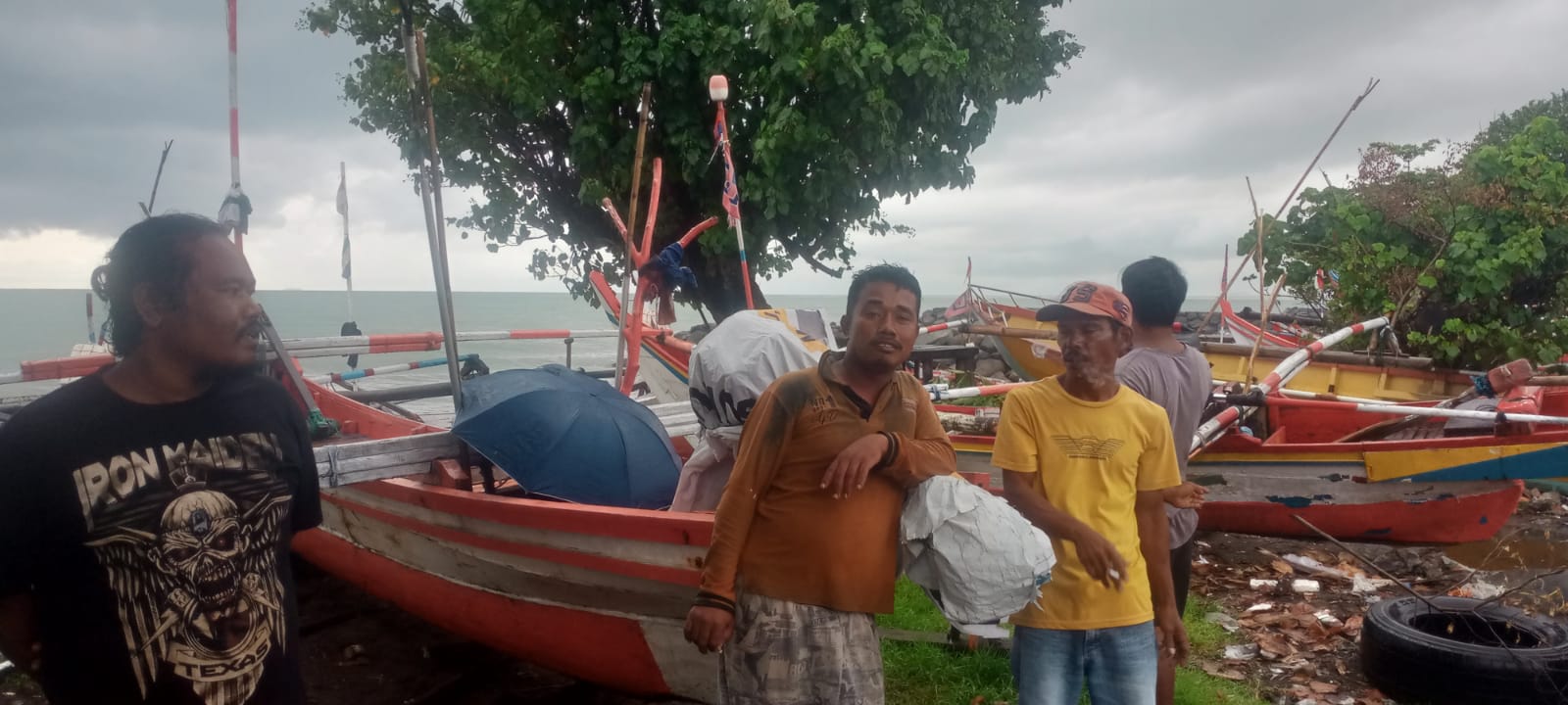 Para nelayan di Pantai Purus Padang memilih tak melaut lantaran cuaca buruk yang melanda Kota Padang beberapa hari terakhir.