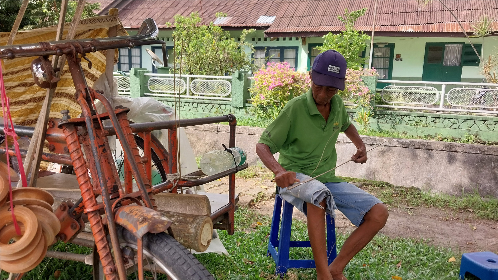 Indra, perajin dan penjual layangan, sedang membuat layangan di lapaknya, beberapa waktu lalu.
