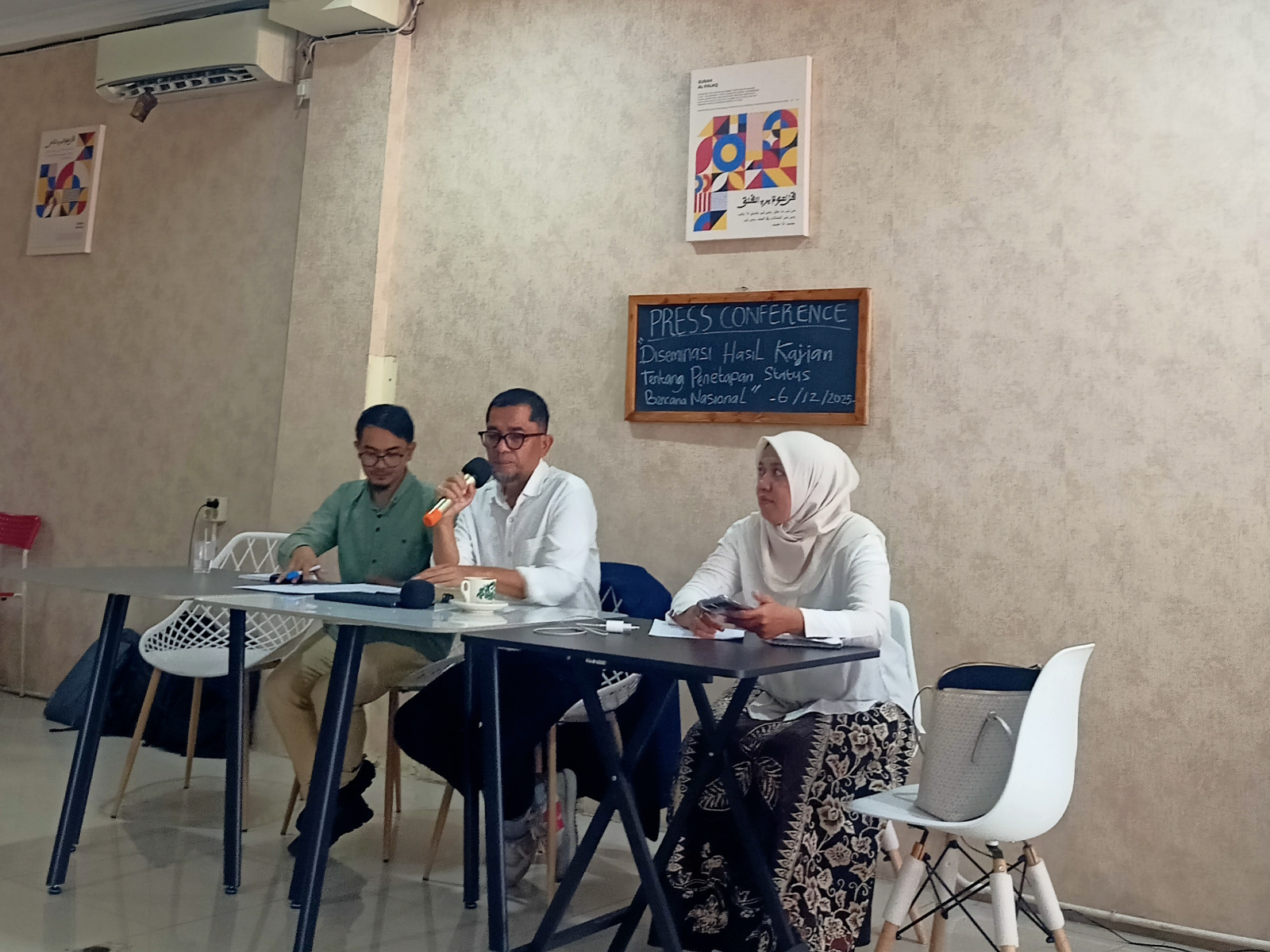 MKA Riset dan Training UISB memberikan keterangan kepada awak media.