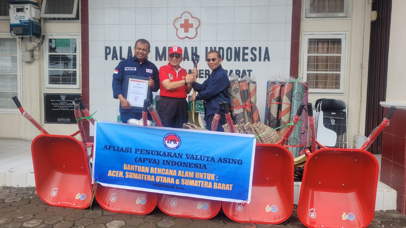 Ketua PMI Sumbar Aristo Munandar menerima Paket Peralatan Kebersihan, Tikar dan Air Mineral dari Ketua APVA Sumar Darmali senin (8/12).