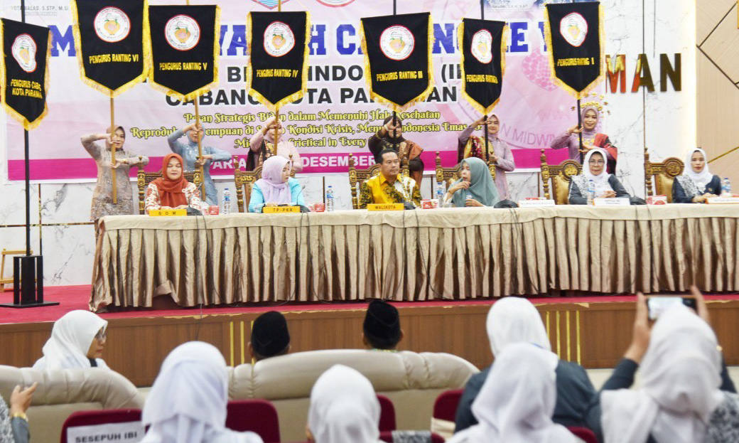 Wali Kota Pariaman Yota Balad membuka Muscab IBI ke-V, menegaskan pentingnya peran bidan dalam layanan kesehatan ibu, anak, dan pencegahan stunting.