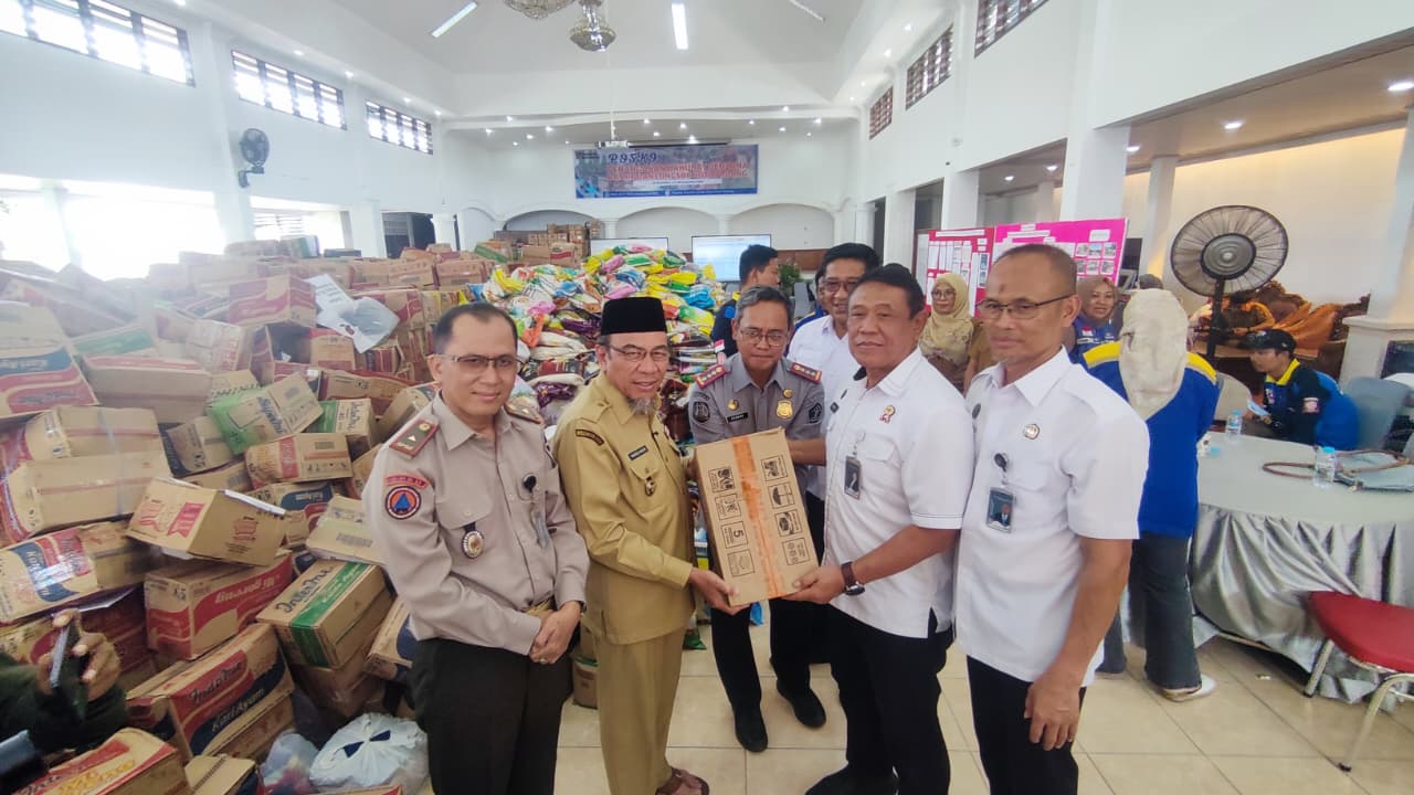 Kemenimipas RI melalui Ditjen Imigrasi dan Ditjen Pas Sumbar salurkan bantuan sembako bagi korban bencana alam di Palanta Rumah Dinas Wali Kota Padang, Senin (8/12/2025).(Foto: Randi Z/Padeks)