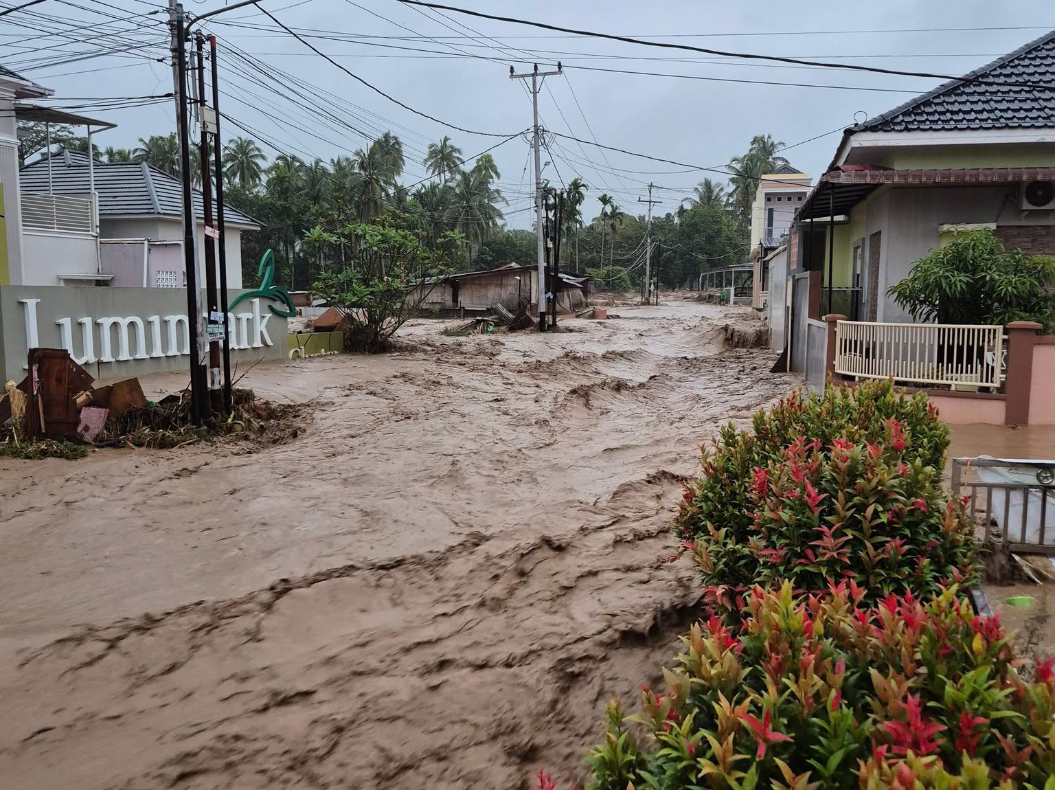 Pemprov Sumbar memperpanjang status Tanggap Darurat Bencana hingga 22 Desember 2025 untuk percepatan pemulihan banjir dan longsor serta kelengkapan pendataan daerah.