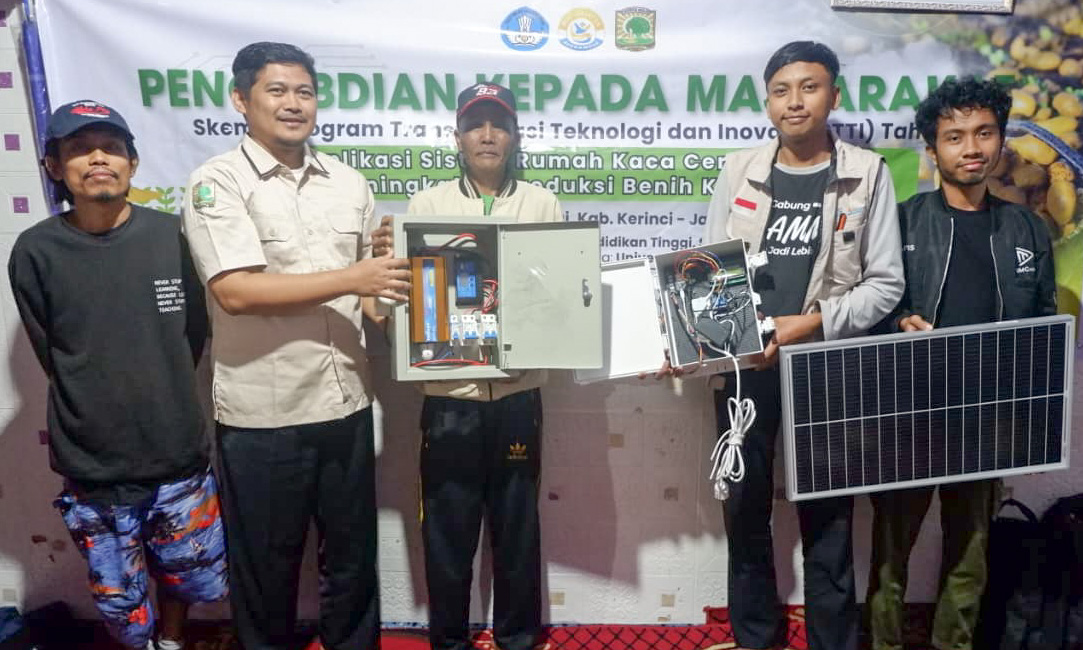 Tim Pengabdian Masyarakat Universitas Andalas memperkenalkan Sistem Rumah Kaca Cerdas kepada petani Kerinci sebagai inovasi untuk meningkatkan produksi dan kualitas benih kentang.