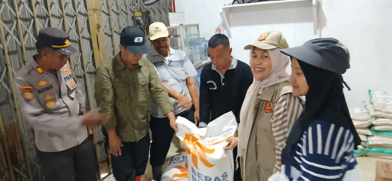 CADANGAN PANGAN: Pendistribusian cadangan pangan ke dapur umum sebagai jaring pengaman bagi warga terdampak bencana di Agam, beberapa hari lalu.
