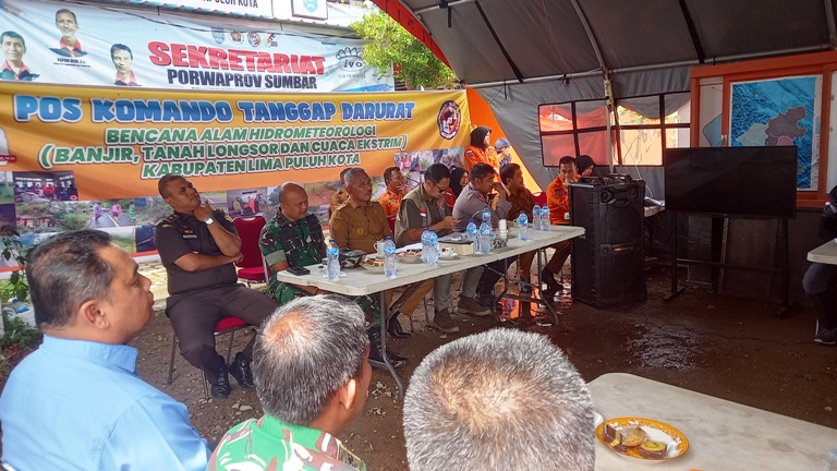 DIPAPARKAN : Bupati Limapuluh Kota, Safni sedang melakukan evaluasi dan koordinasi penanggulangan bencana di Posko Bencana Kabupaten Limapuluh Kota, eks Kantor Bupati, Senin (8/12).