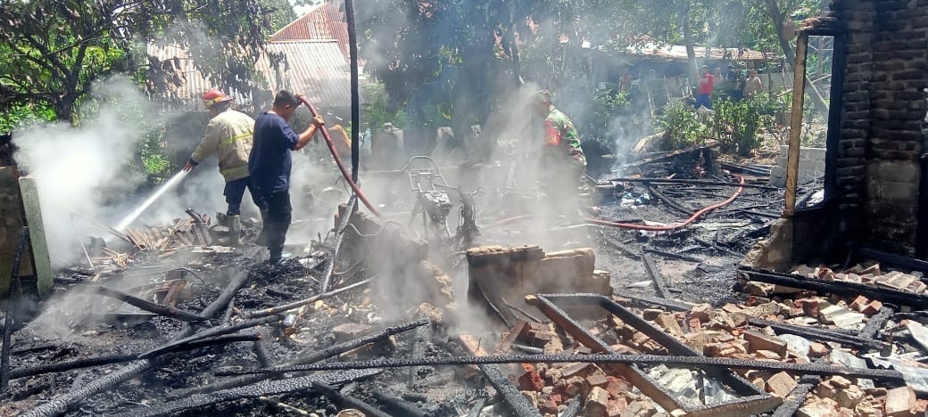 BERJIBAKU : Warga berjibaku memadamkan api yang membakar satu unit rumah beserta harta benda di Jorong Kapalo Bukik, Nagari Batu Payuang, Kecamatan Lareh Sago Halaban, Minggu (7/12) siang.