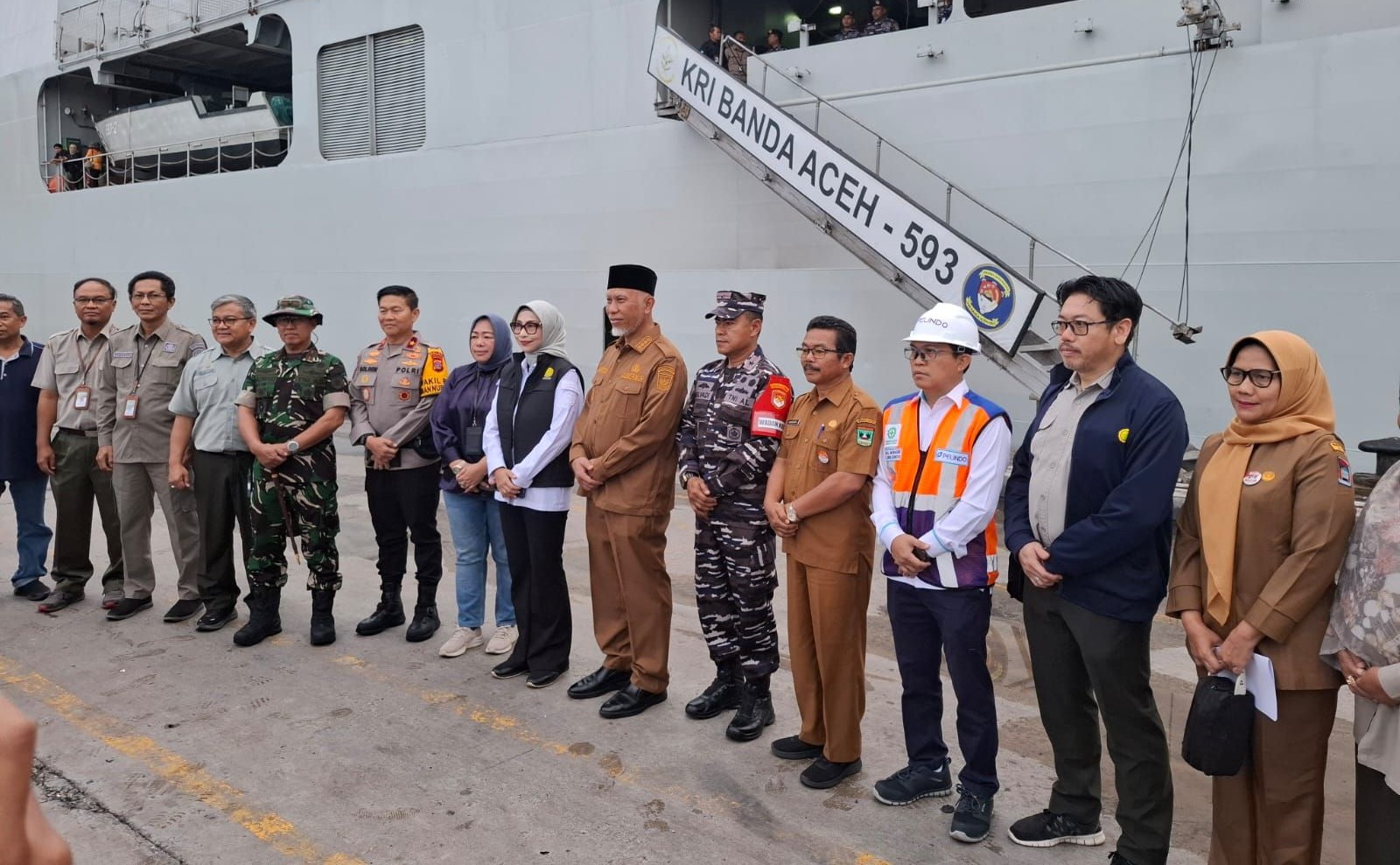 Kepala Dinas Pertanian Kota Padang, Yoice Yuliani menerima bantuan dari Kementan RI untuk warga terdampak bencana di Padang.