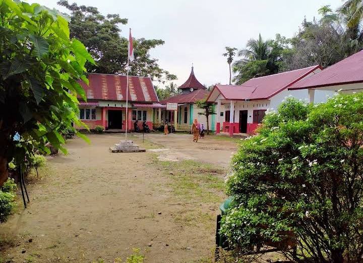 Siswa SDN 49 Batang Kabung terpaksa ujian di sekolah lain setelah bangunan sekolah hanyut akibat banjir bandang di Padang.