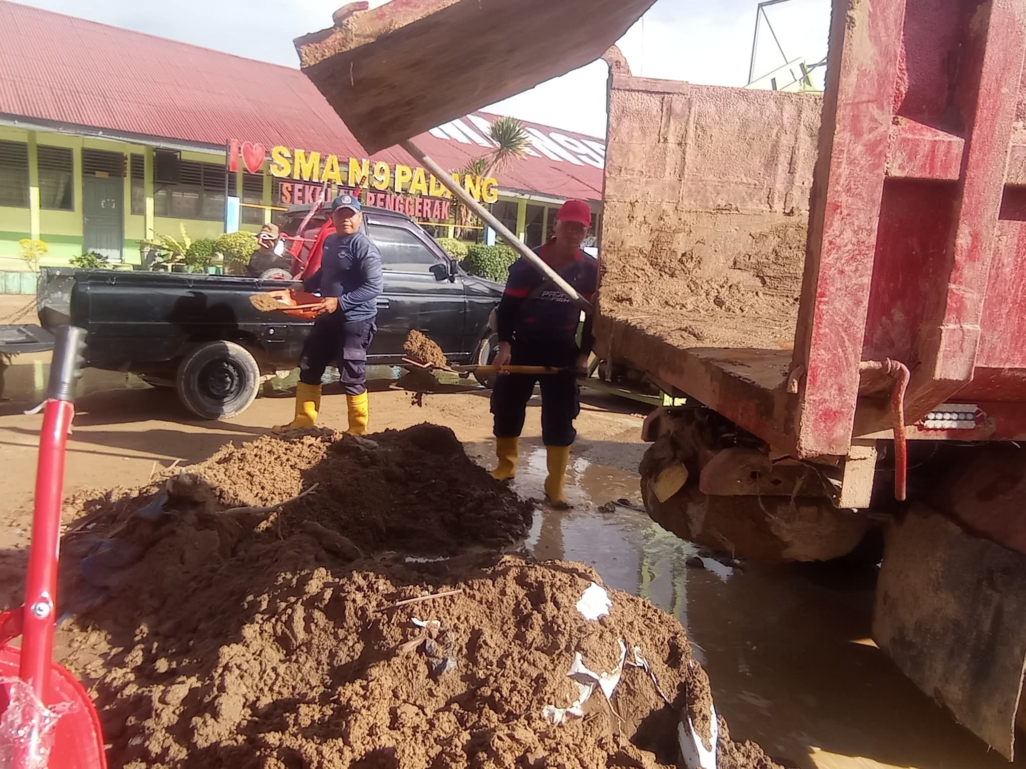 Kegiatan goro pada Selasa (9/12/2025) di SMAN 9 Kota Padang dan sepanjang Jalan Irigasi, Kecamatan Pauh.
