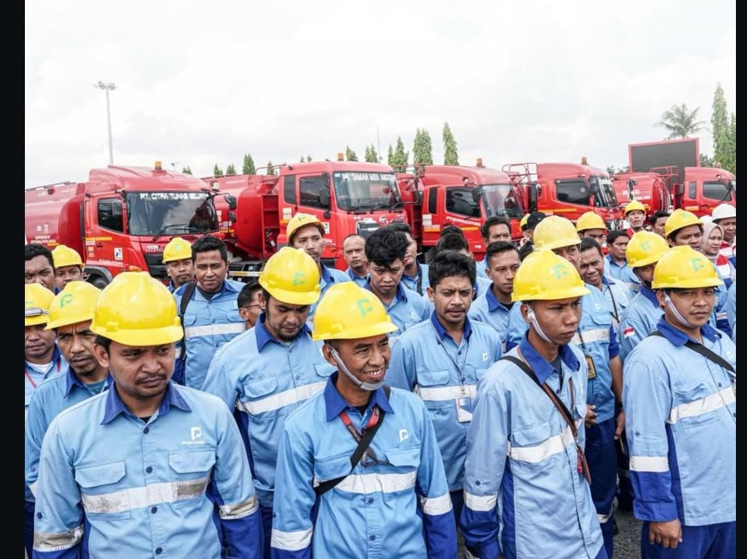 Pertamina berperan dalam penanganan bencana melalui bantuan logistik, menjaga pasokan energi, dan program sosial untuk pemulihan masyarakat.
