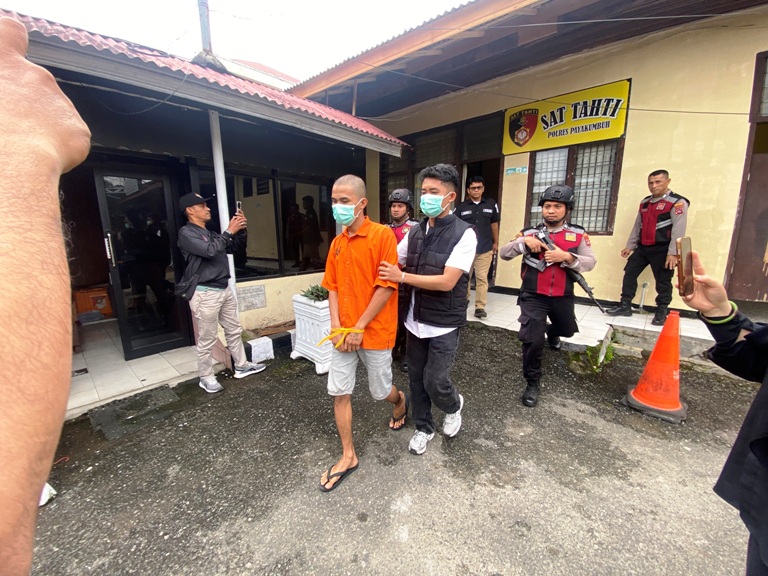 DIGIRING : Tersangka kebakaran Blok Barat Pusat Pertokoan Pasar Payakumbuh saat digiring Sat Reskrim Polres Payakumbuh.