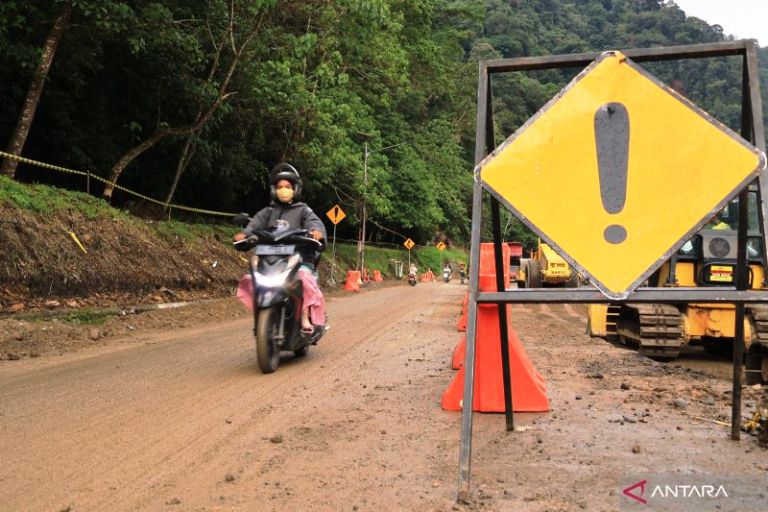 TERUS DIKEBUT: Pengendara roda dua melintas di jalan Lembahanai kemarin. Kementerian PU berencana membangun jalan alternatif pascajalan nasional Lembahanai terputus akibat bencana alam.