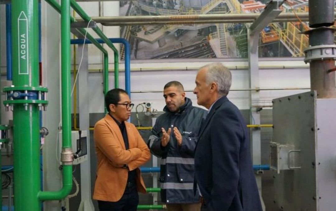 Wakil Menteri Perindustrian Faisol Riza (tengah) melihat fasilitas produksi milik Tenova S.p.A di Castellanza, Italia.