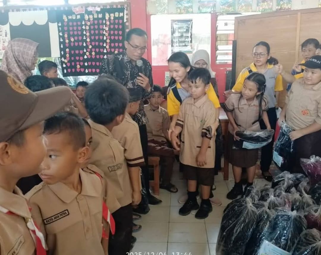 Siswa SDN 49 Batang Kabung ujian ASAS di sekolah sementara setelah gedung asal mereka hanyut diterjang banjir.(Foto: Diskominfo)