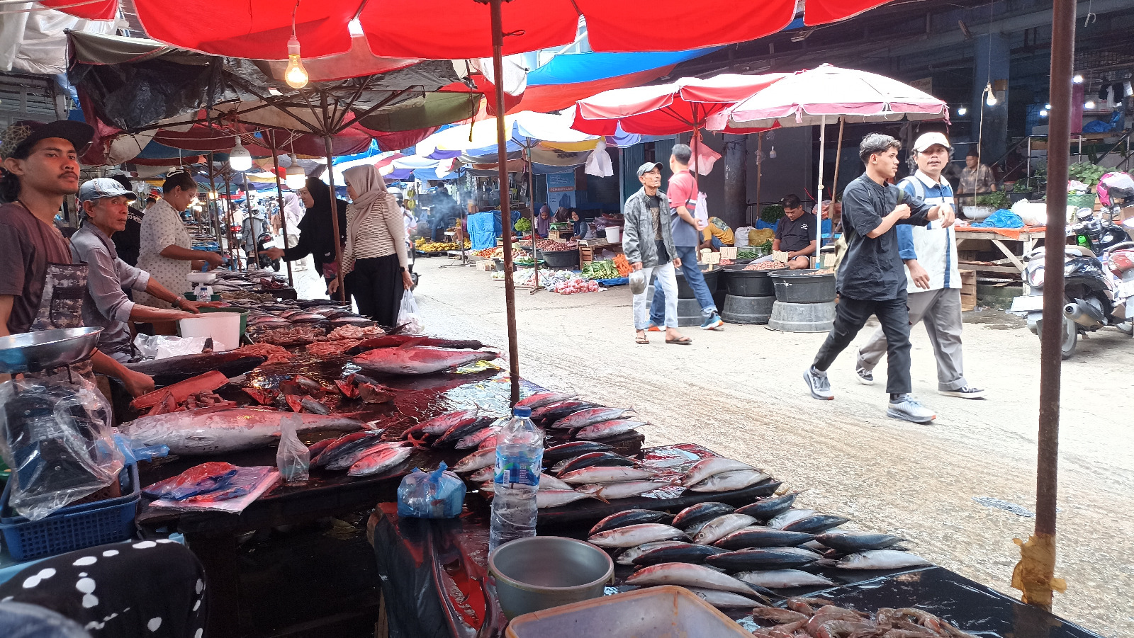 Penjual ikan di Pasar Raya Padang sedang menunggu pembeli di lapaknya, kemarin.