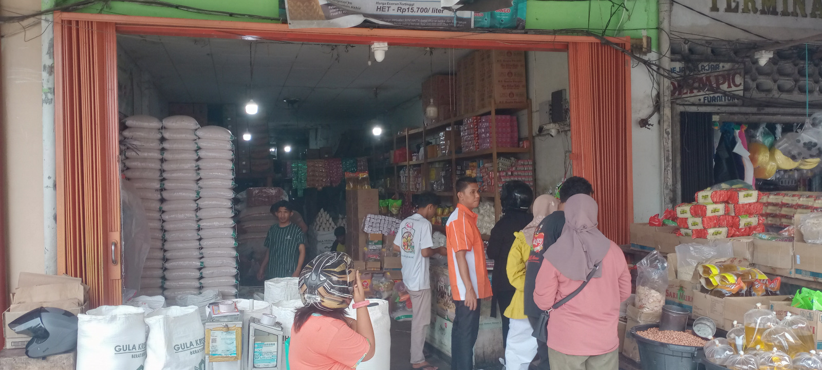 Sejumlah pembeli terlihat antre membeli beras di salah satu toko di Pasar Raya Padang, kemarin.